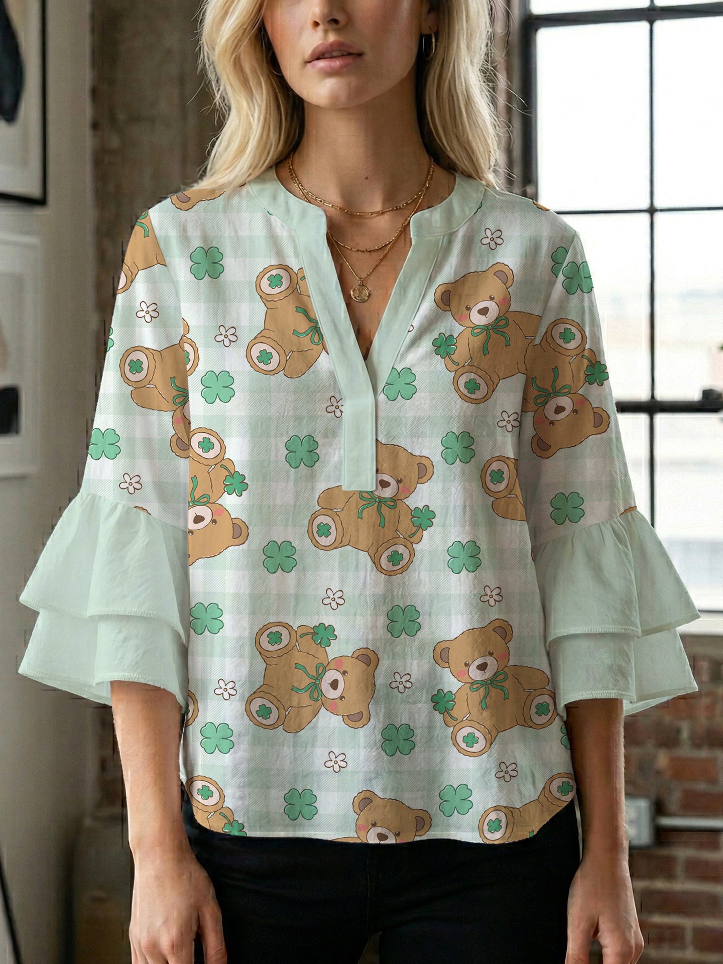 Damen Bluse mit voluminösen Flügelärmel und intensivem Blattmuster