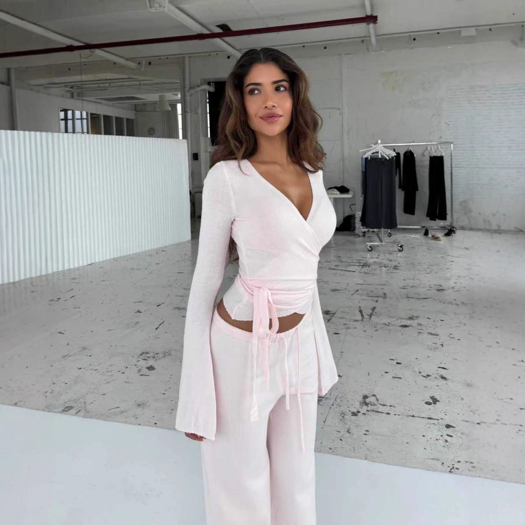 Damen nan Strick-Wickeloberteil mit Bindegürtel und Trompetenärmeln sowie taillenhoher weitgeschnittener Strickhose R&B