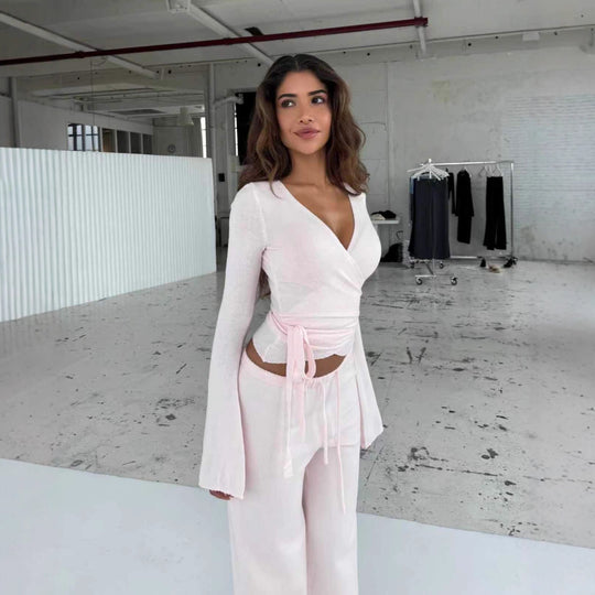 Damen nan Strick-Wickeloberteil mit Bindegürtel und Trompetenärmeln sowie taillenhoher weitgeschnittener Strickhose R&B