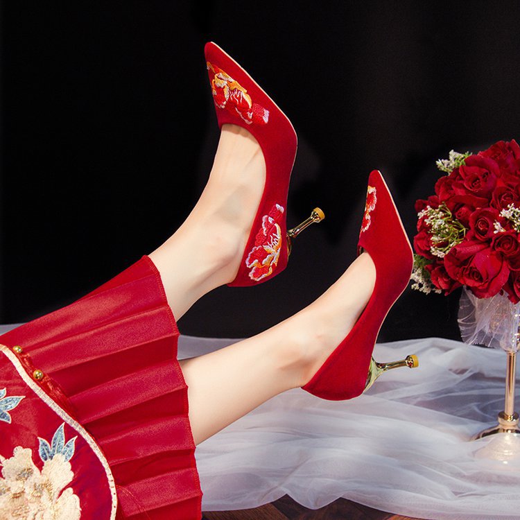 Damen Spitzen-Pumps mit floralem Stickdesign und elegantem goldfarbenen Absatz R&B