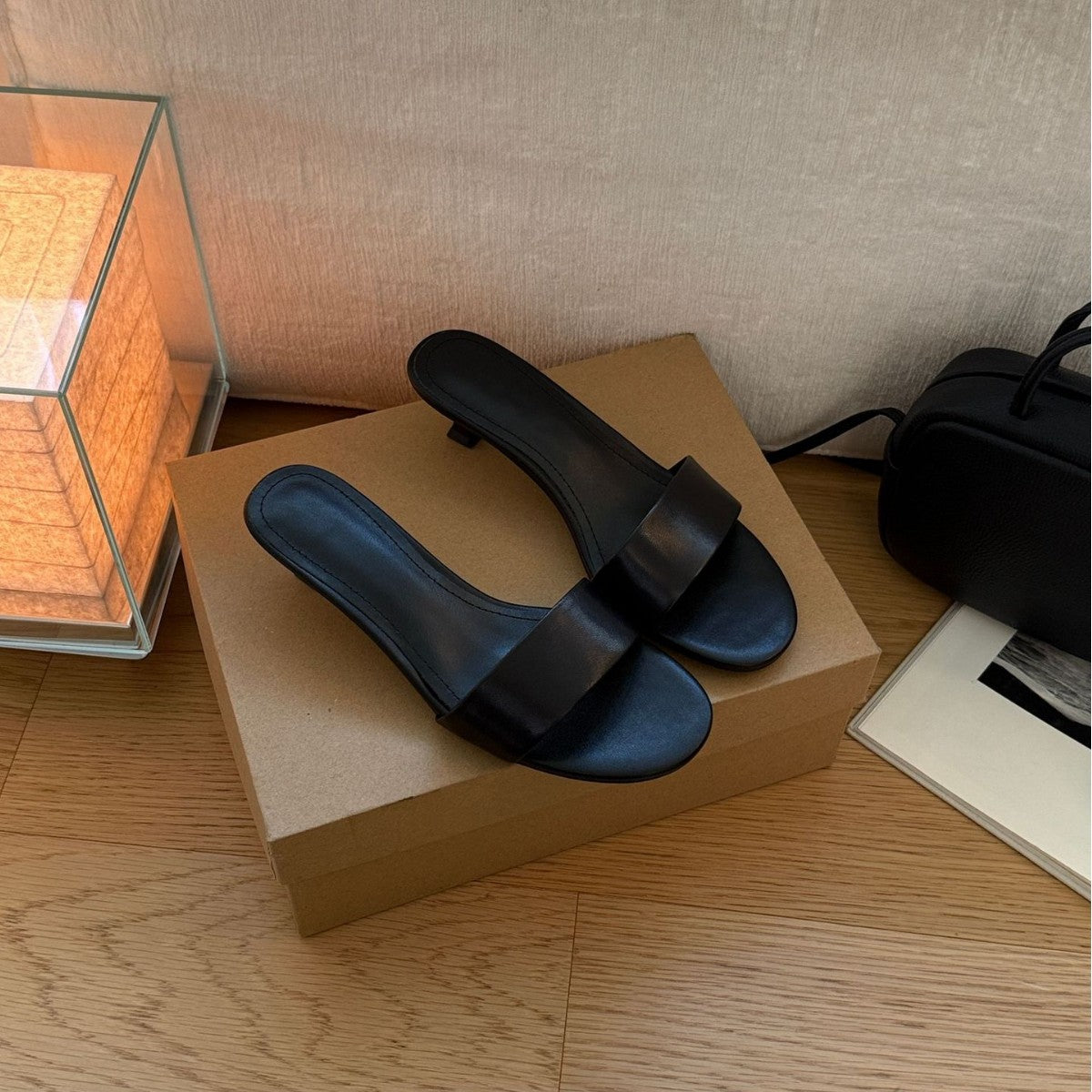 Damen Elegante und zeitlose Sandalen mit niedrigem Absatz