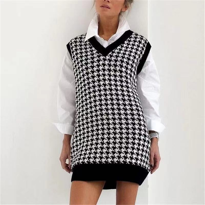 Damen gestricktes ärmelloses Kleid im modernen Hahnentrittmuster