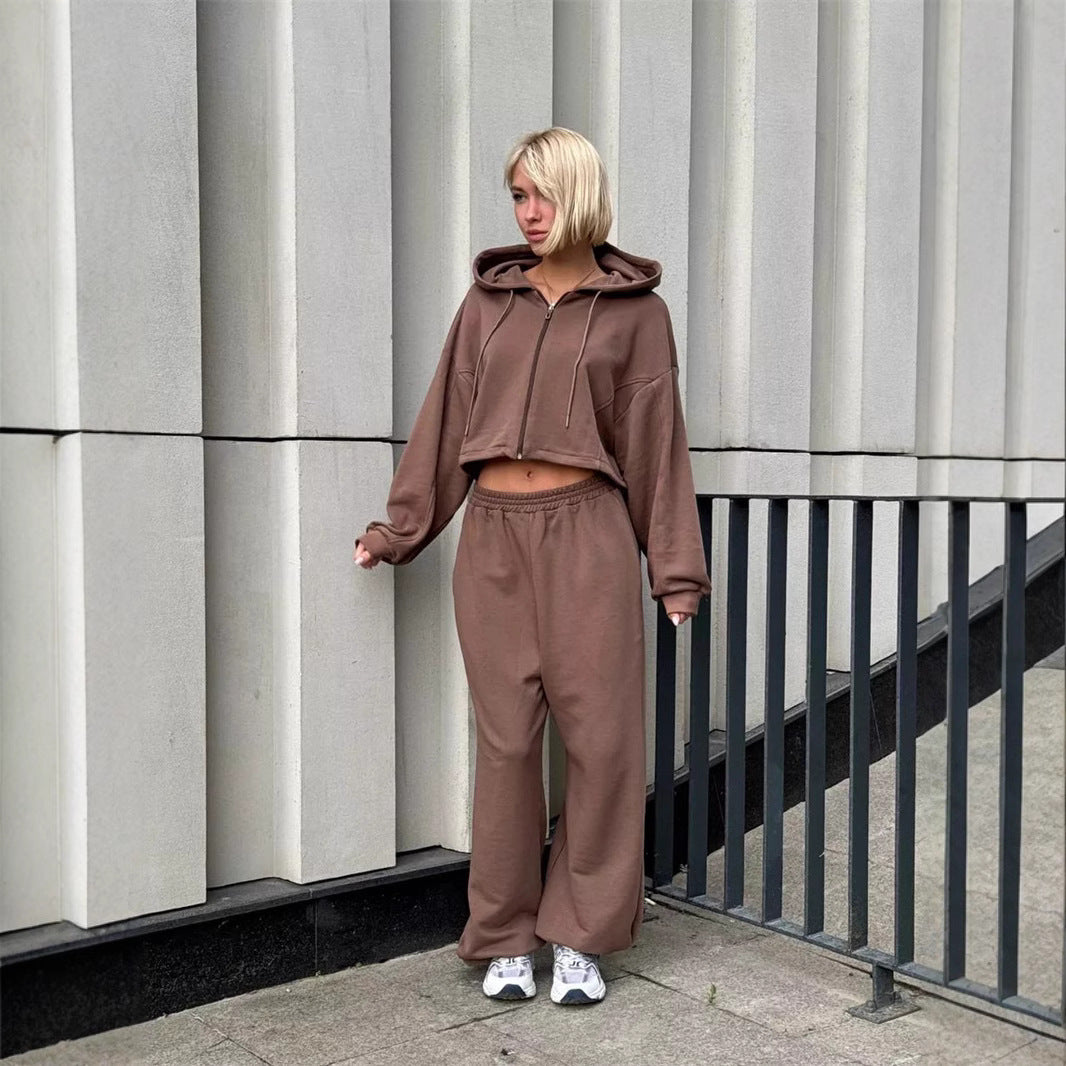 Damen lässiges Sportoutfit mit cropped Kapuzenjacke und weiter Hose R&B