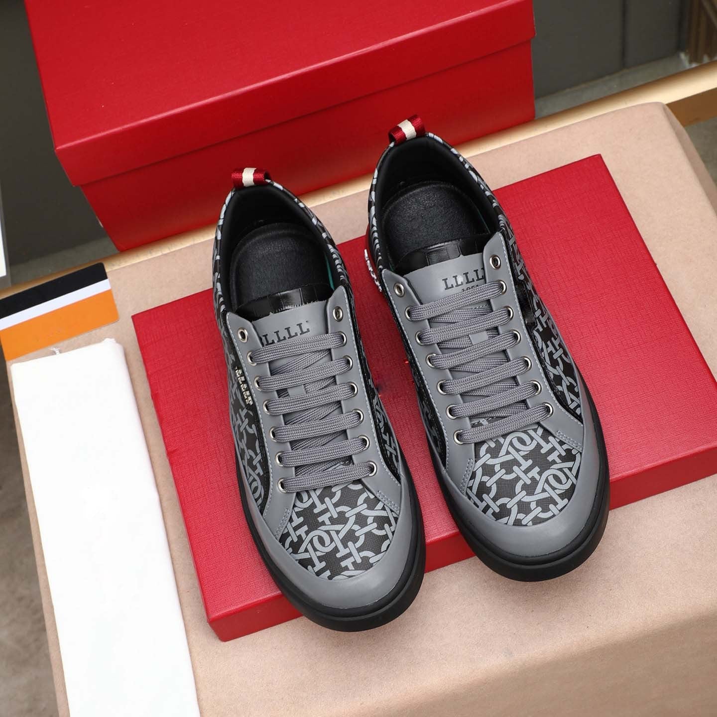 Damen Modische Sneakers mit stilvollen Grafikdetails R&B