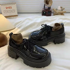 Damen Plateau-Sneaker mit eleganter Lackleder-Optik und kuscheligem Strickkragen