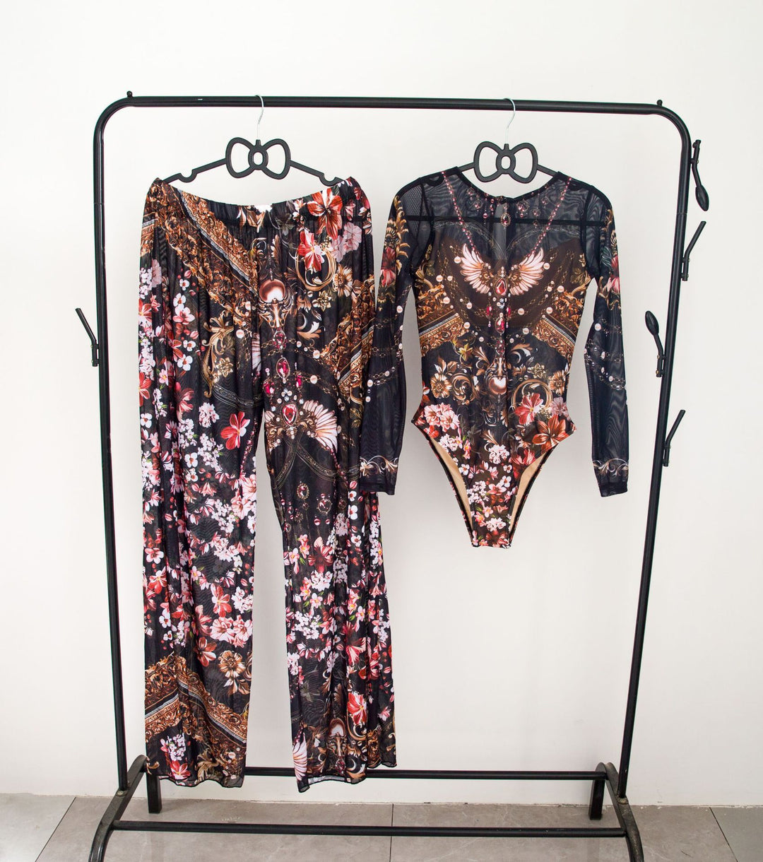 Damen modisches Badeoutfit mit langärmeligen Oberteil und lässigen Pants R&B