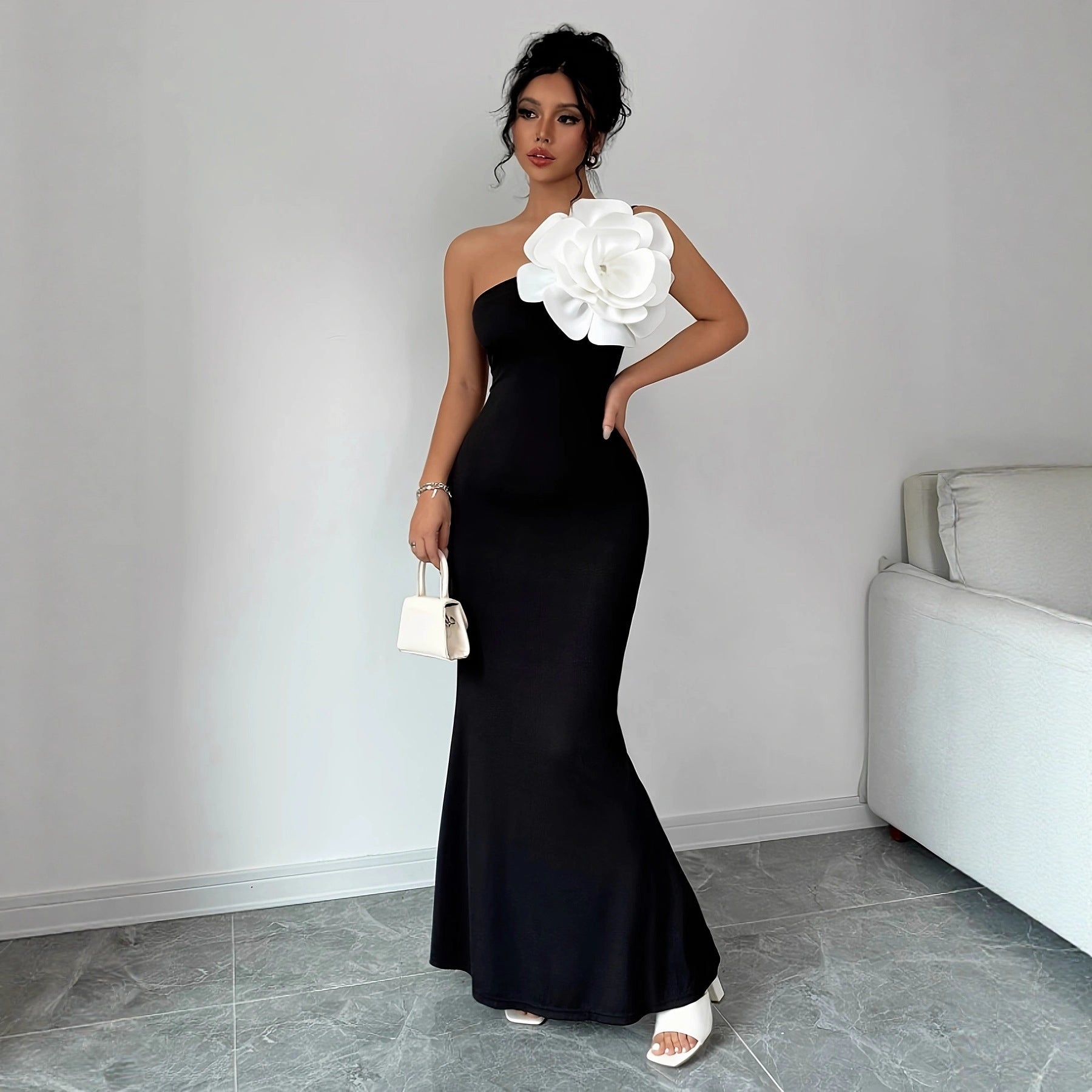 Damen figurbetontes Maxikleid mit asymmetrischem Design und dekorativer Blütenapplikation R&B