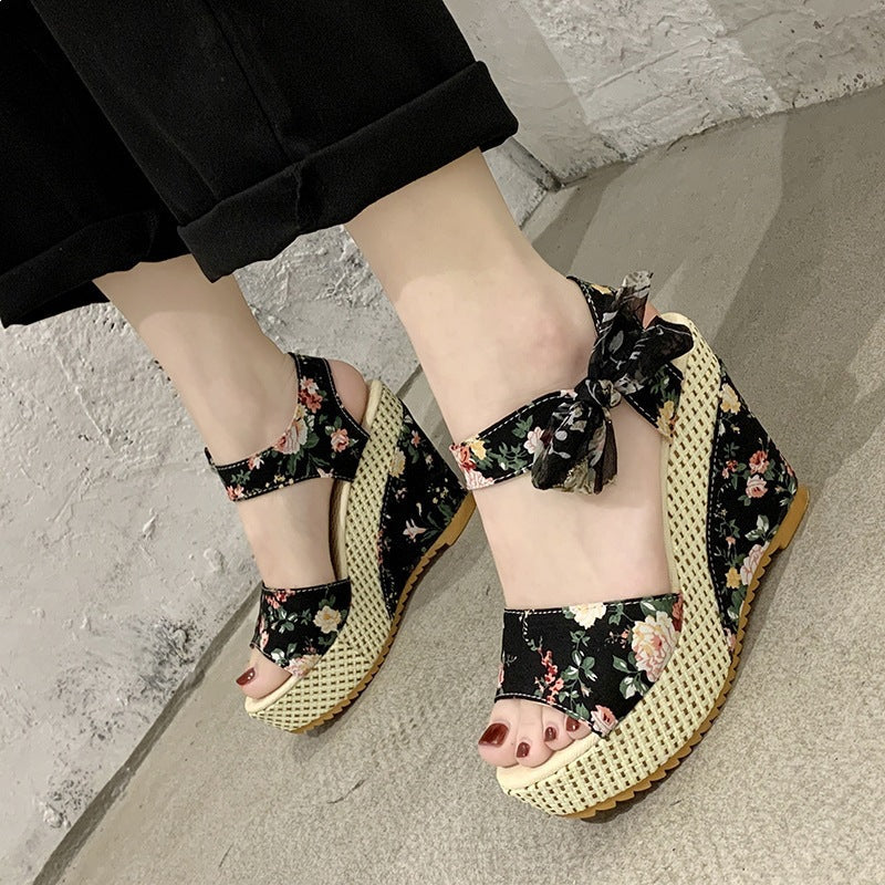 Damen Wedge-Sandalen mit floralem Design und dezentem Riemen R&B