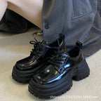 Damen Chunky Schnürschuhe mit robustem Profil und glänzender Oberflächenstruktur R&B