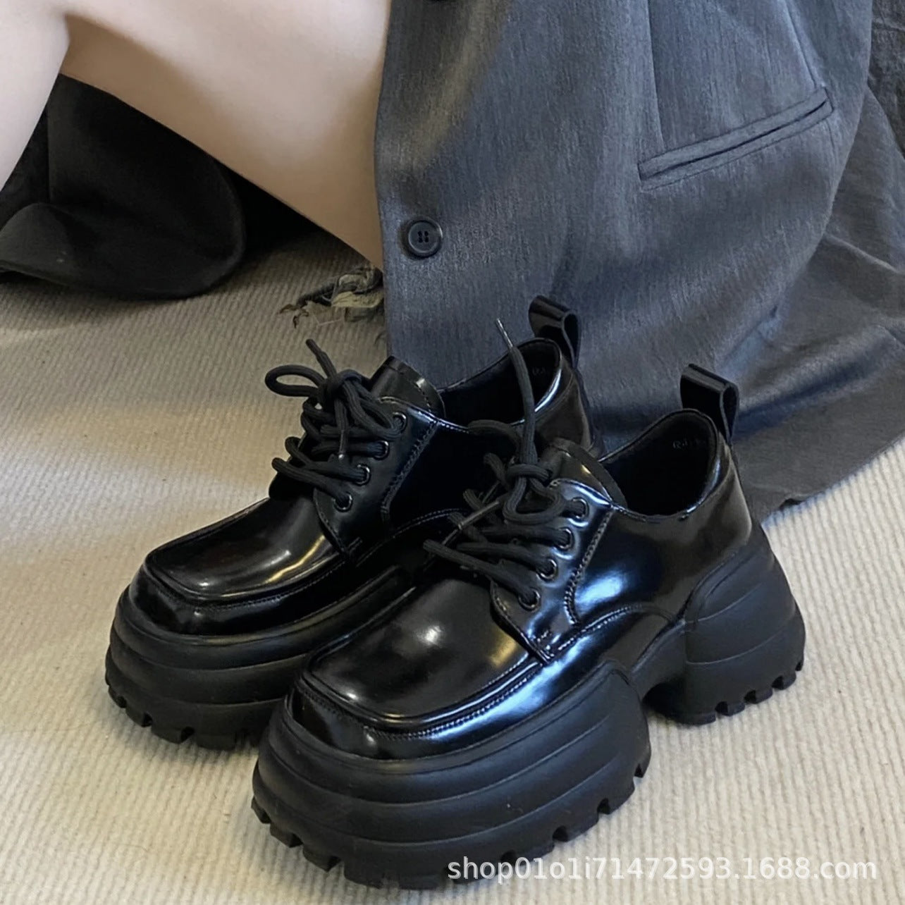 Damen Chunky Schnürschuhe mit robustem Profil und glänzender Oberflächenstruktur R&B