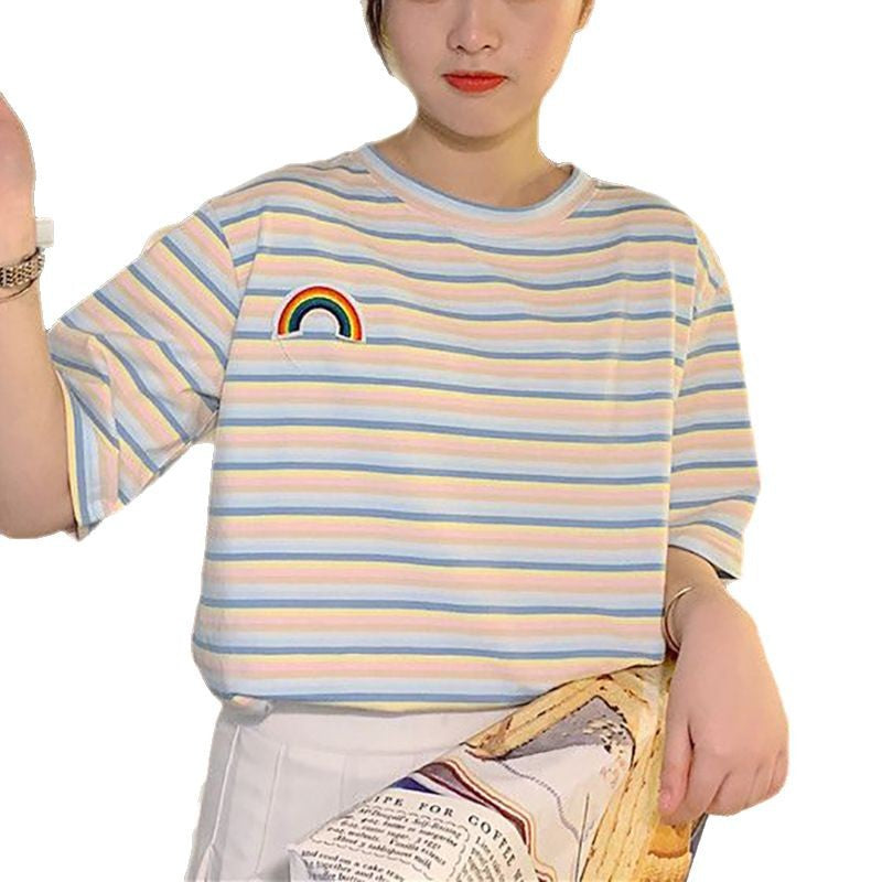 Damen gestreiftes T-Shirt mit buntem Regenbogen-Patch
