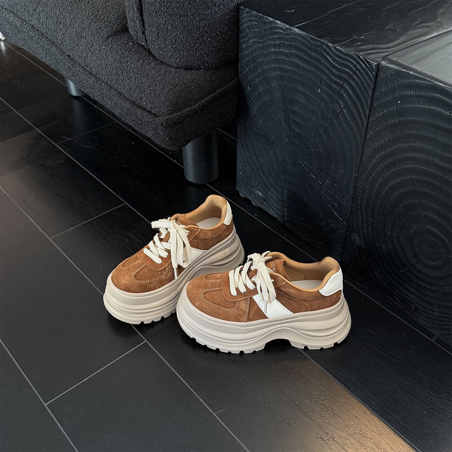 Damen Chunky Sneaker mit hochwertigem Wildleder-Obermaterial und rutschfester Sohle R&B