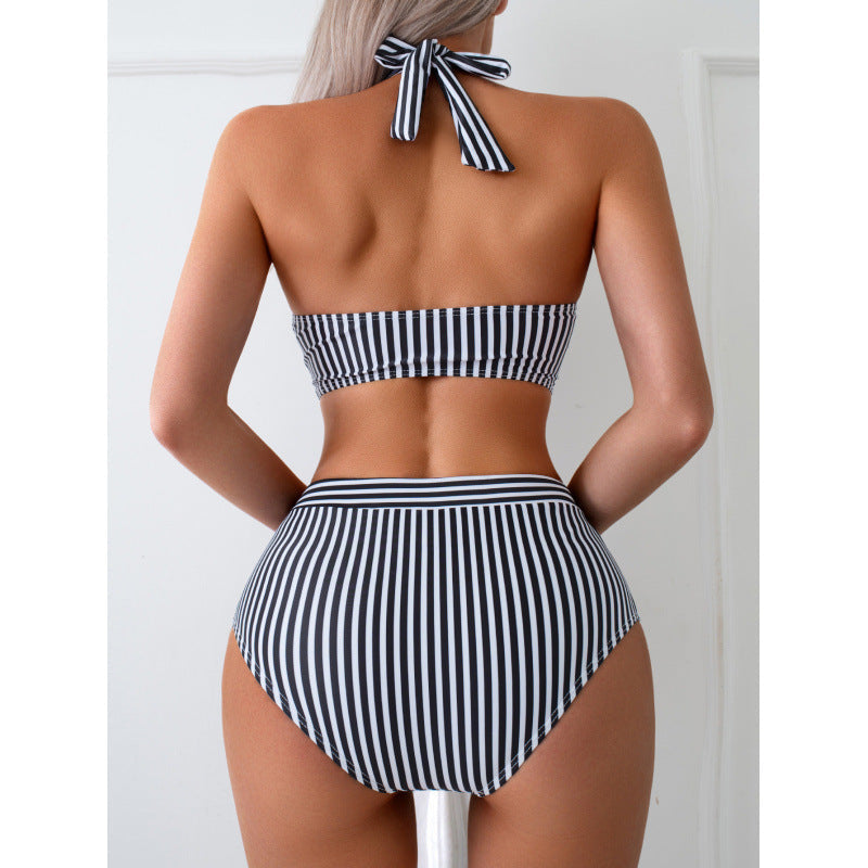 Damen Triangel-Bikini mit stilvollem Wickeldetail und trendigem Streifenmuster R&B