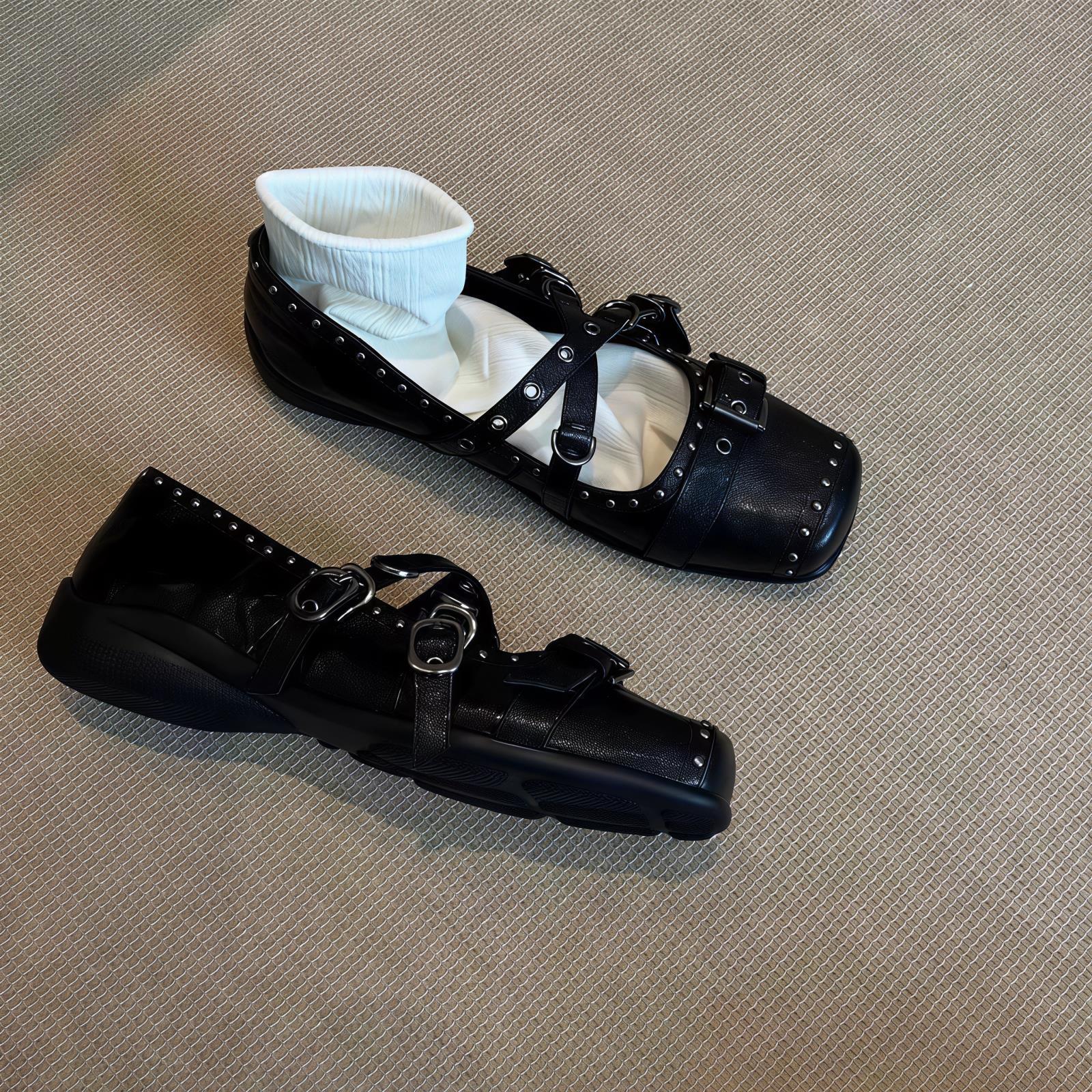Damen Modische Ballerinas mit verstellbarem Riemchen und eleganten Nieten