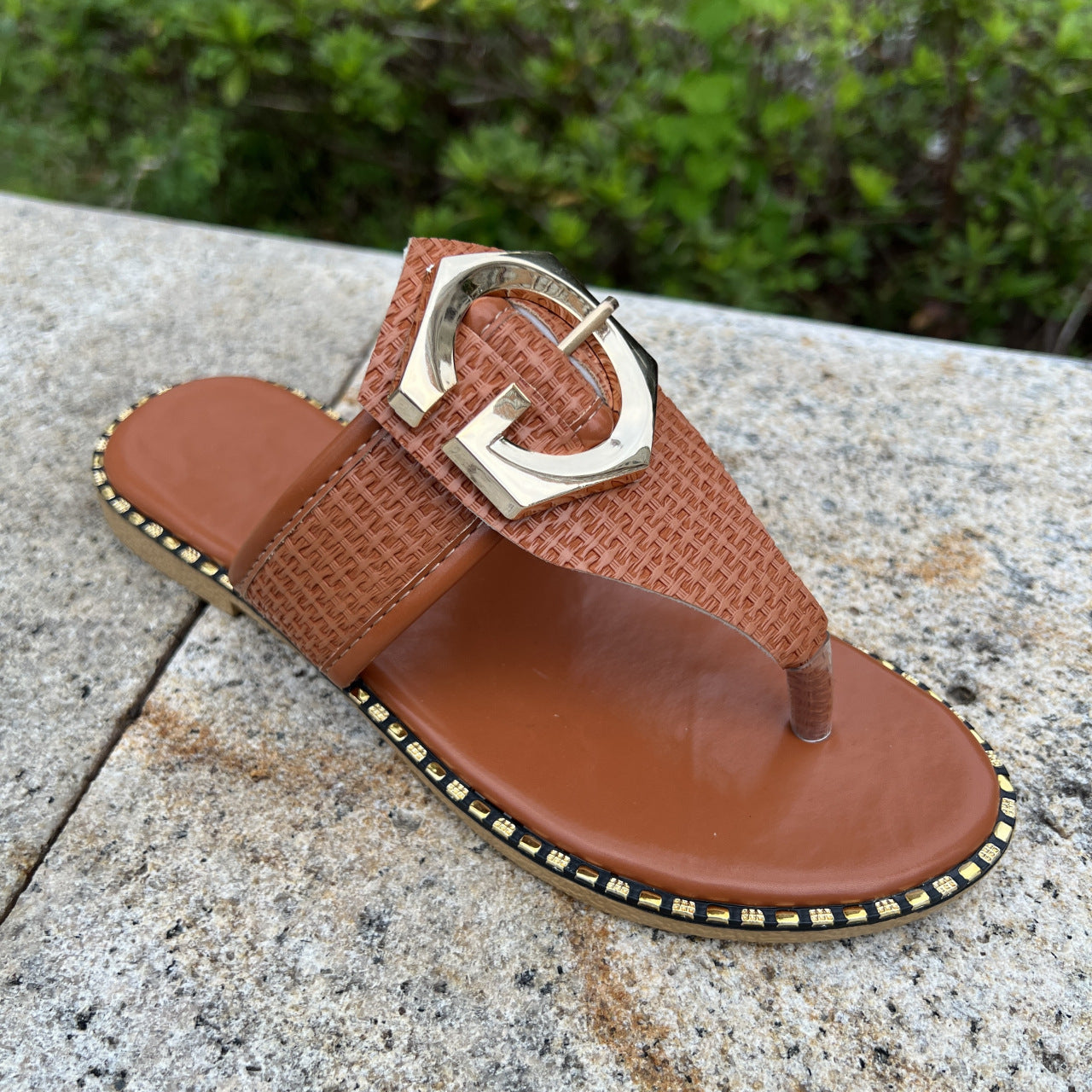 Damen modische Riemen-Sandalen mit zeitgemäßem Schmuckdetail und rutschfester Sohle R&B