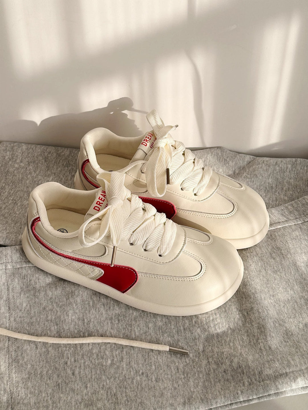 Damen Sportliche Sneaker mit atmungsaktiver Innensohle und modischer Oberflächenstruktur R&B