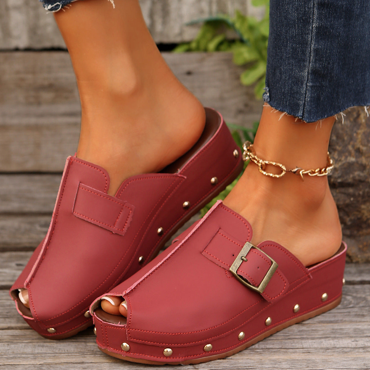 Damen Offene Clogs mit modischen Nieten und verstellbarem Riemen EB