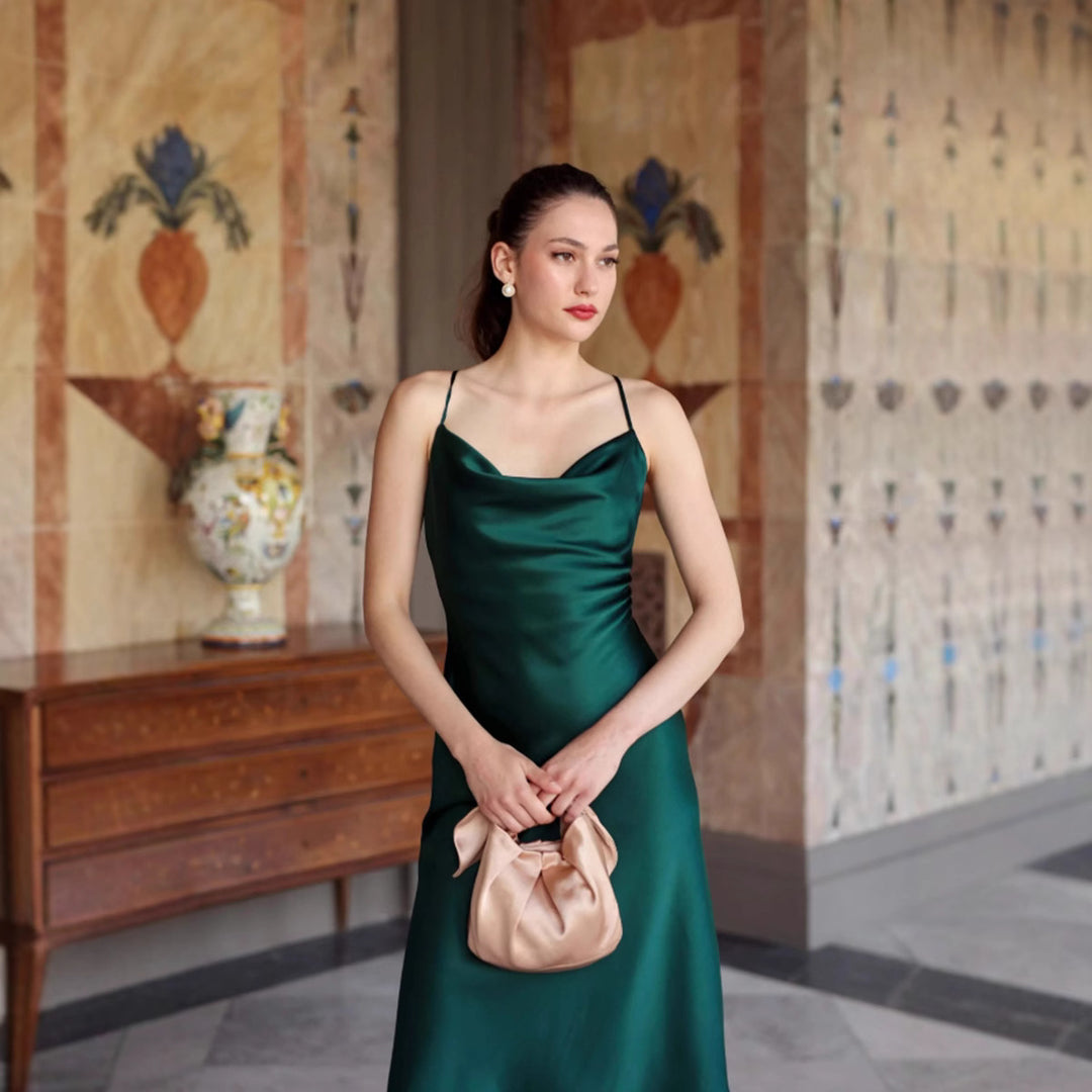 Damen Glänzendes Satin Minikleid mit Spaghettiträgern und elegantem V-Ausschnitt R&B