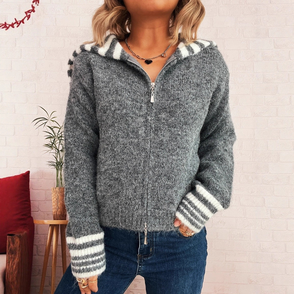 Damen kuschelige Strickjacke mit stilvollem Reißverschluss und modischen Streifen R&B