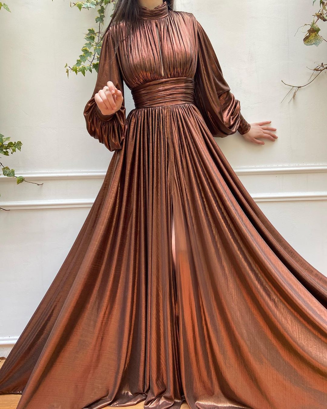 Damen Elegantes Maxikleid mit plissierten Details und luxuriösem Fall R&B