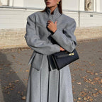 Damen elegantes und modernes Anzugset mit tailliertem Blazer und schwingendem Rock R&B