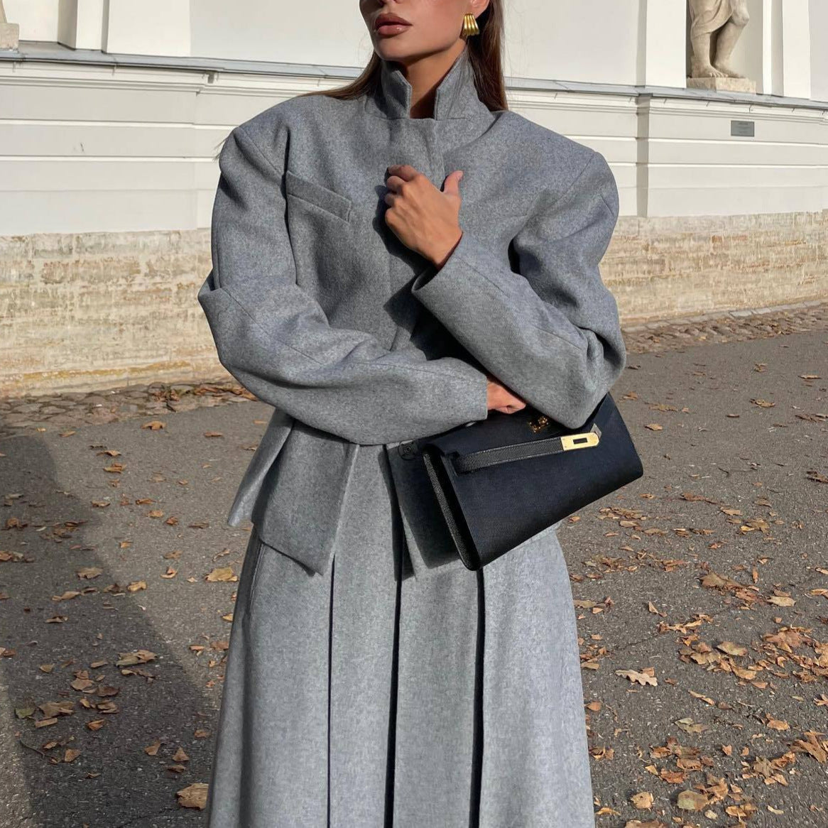 Damen elegantes und modernes Anzugset mit tailliertem Blazer und schwingendem Rock R&B