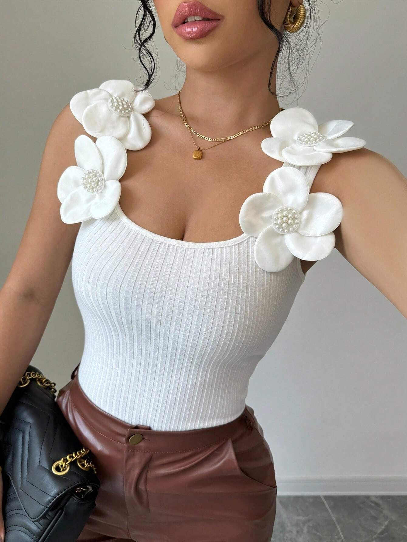 R&B | Dreidimensionales ärmelloses Strickoberteil mit Blumenverzierung