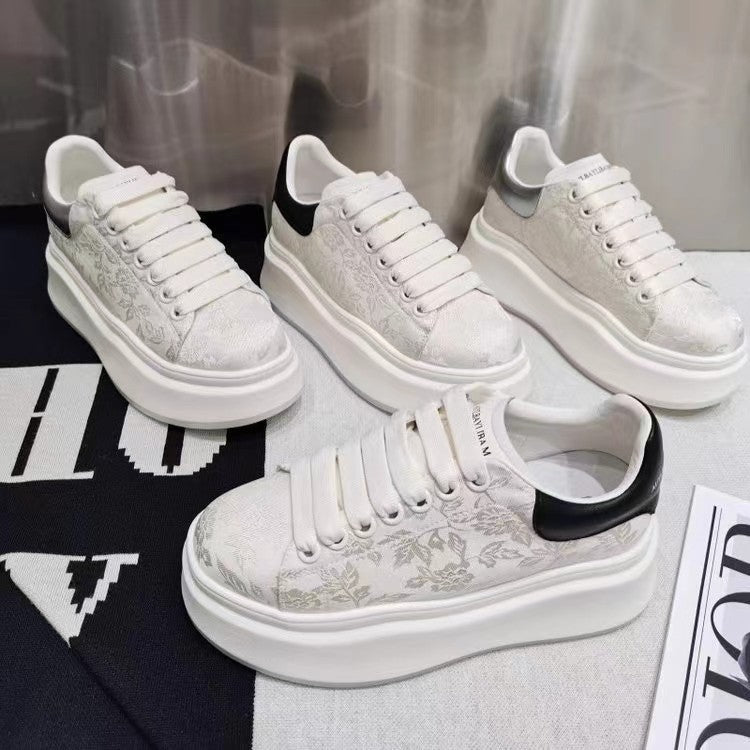 Damen Sneakers mit elegantem floralem Design und dicker Laufsohle