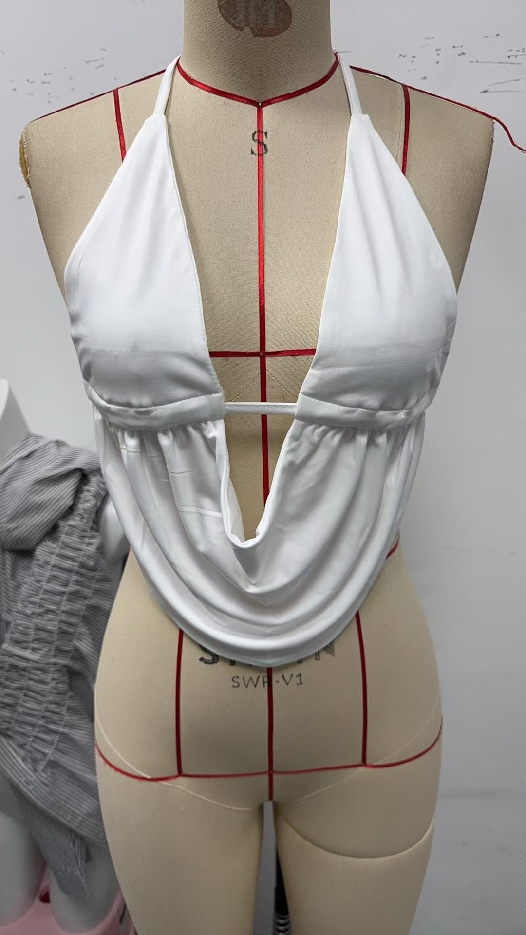 Damen lässiges Halter-Top mit tiefem V-Ausschnitt und asymmetrischer Drapierung R&B