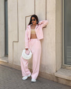Damen Sportliches Outfit mit cropped Hoodie und weiten Jogginghosen R&B
