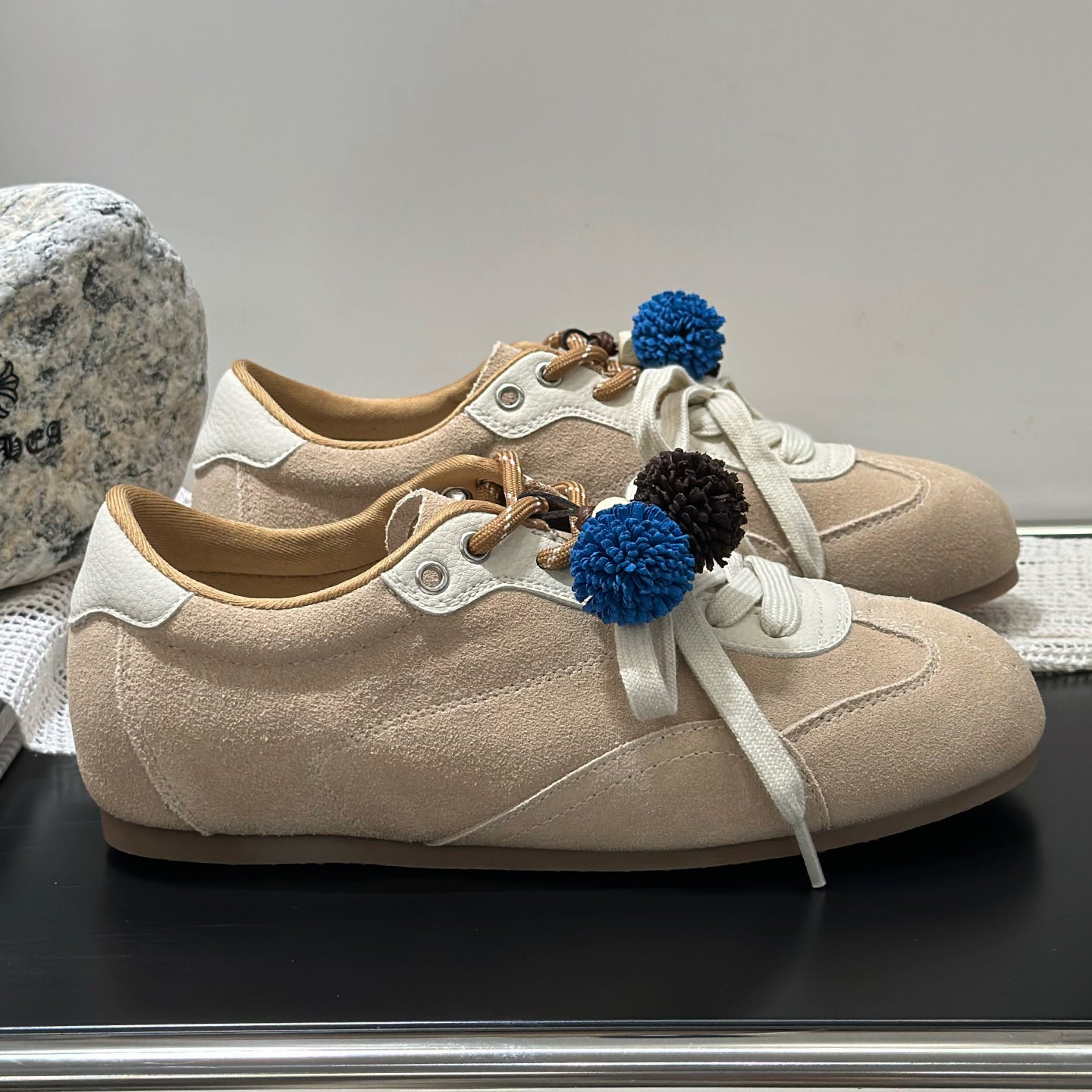Damen Sportliche Sneaker mit dekorativen Pompons und flexiblem Schnürsystem R&B