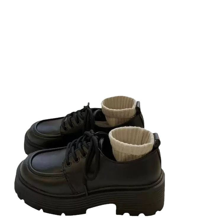 Damen Plateau-Sneaker mit eleganter Lackleder-Optik und kuscheligem Strickkragen