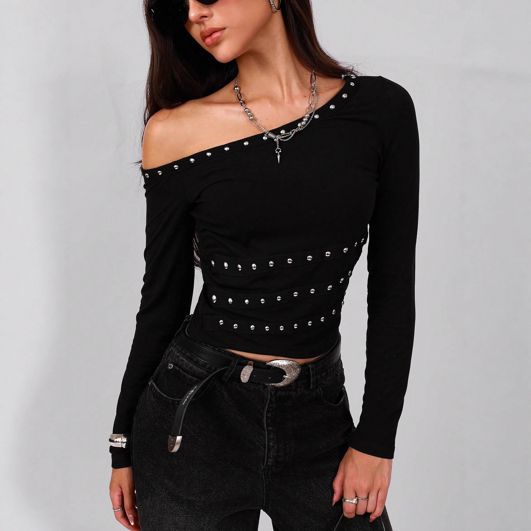 Damen nan asymmetrisches schulterfreies Langarmshirt mit Nietenbesatz und tailliertem Schnitt R&B