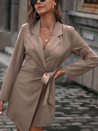 Damen Wickelkleid mit tailliertem Schnitt und breitem Kragen R&B