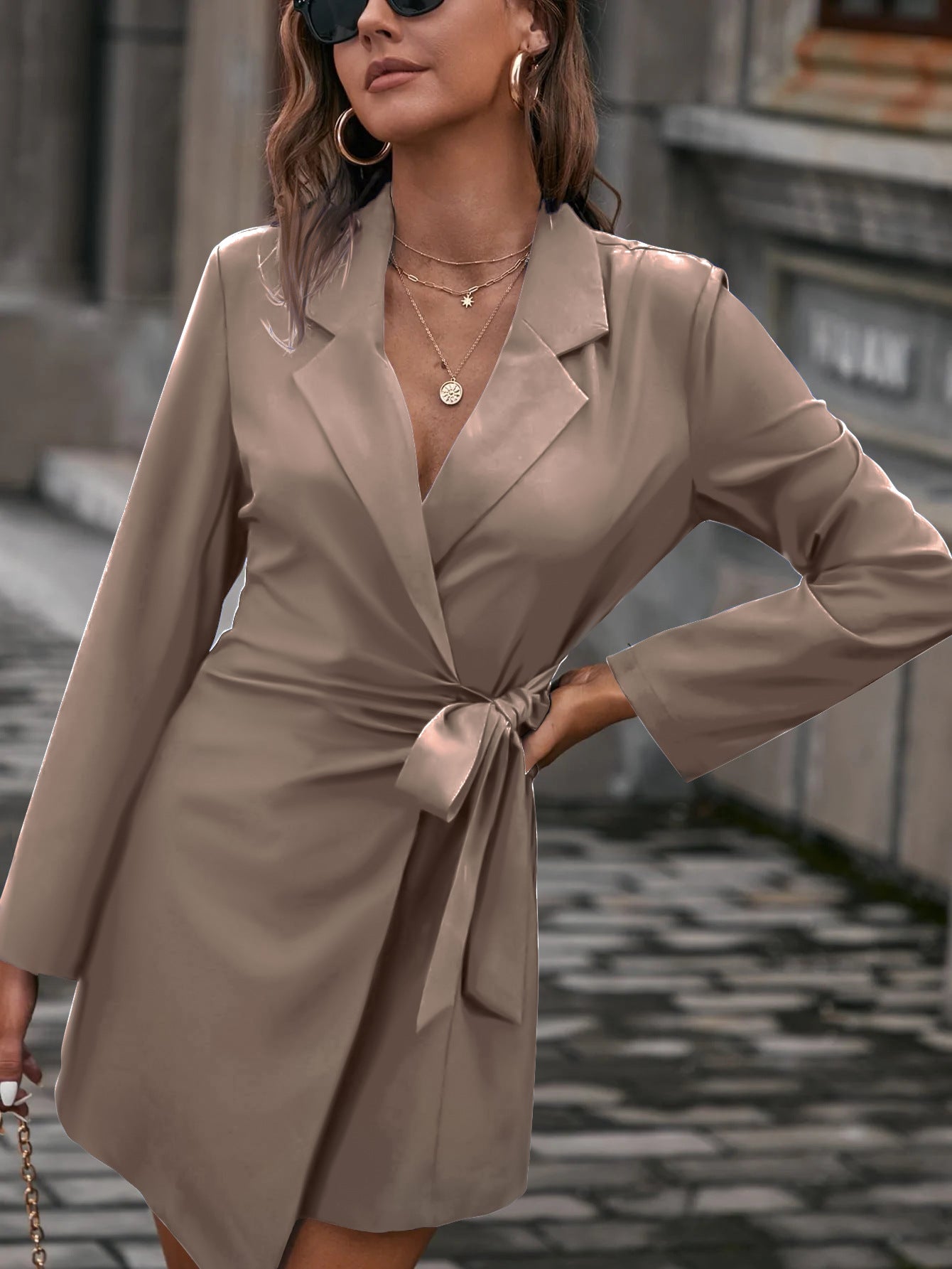 Damen Wickelkleid mit tailliertem Schnitt und breitem Kragen R&B