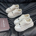 Damen modische Sneakers mit hochglänzendem Obermaterial und stabiler Plateausohle R&B