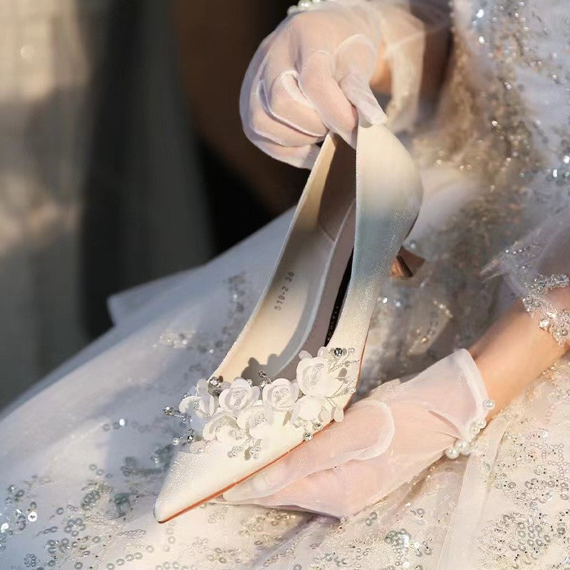 Damen Hochzeitsschuhe mit eleganten Blumenapplikationen und spitzem Design R&B