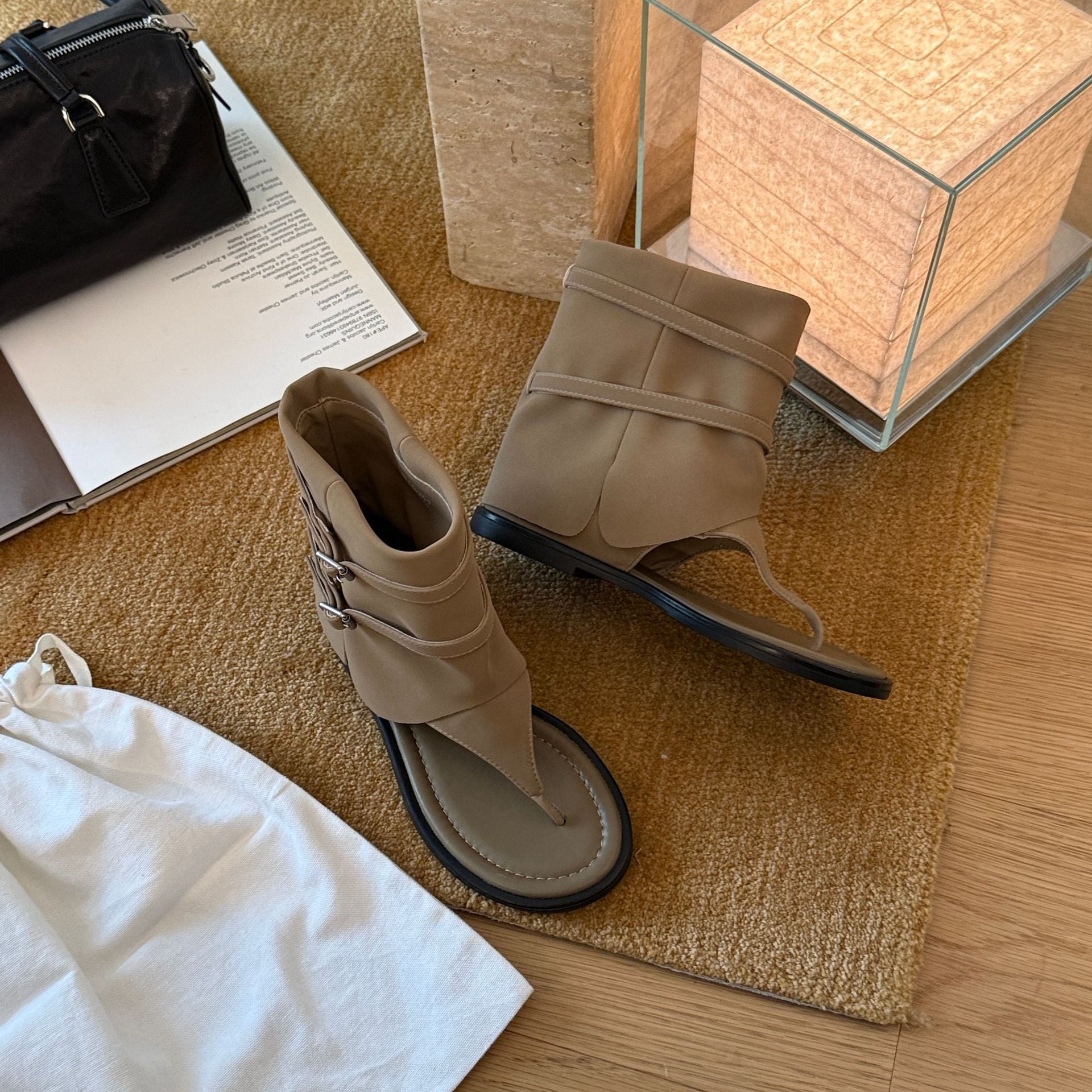 Damen Modische Zehentrenner-Sandalen mit innovativem Riemendesign und rutschfester Sohle