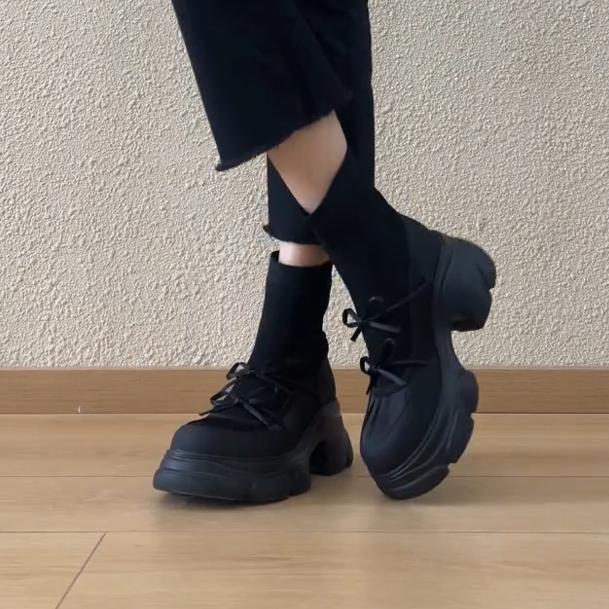 Damen sportive Plattform-Sneaker mit innovativem Sohlenprofil und atmungsaktiver Mesh-Oberfläche R&B