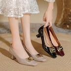 Damen elegante Pumps mit modischem Blockabsatz und geschmackvoller Schnallenapplikation