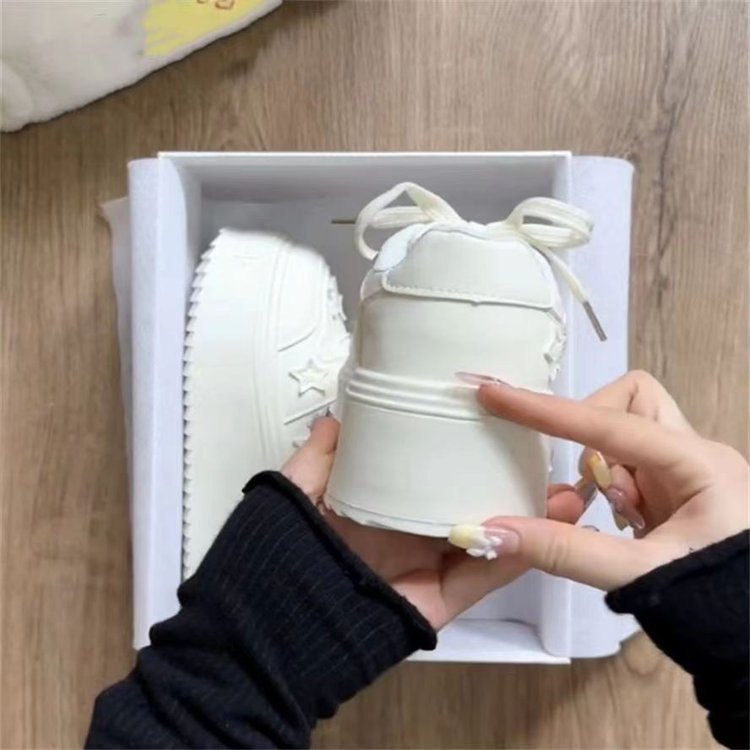 Damen Plateau-Sneaker mit modernen Stern-Applikationen und dämpfender Sohle R&B