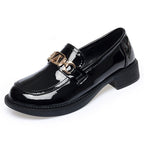 Damen Elegante Mokassins mit glänzendem Lackfinish und modischem Kettenakzent