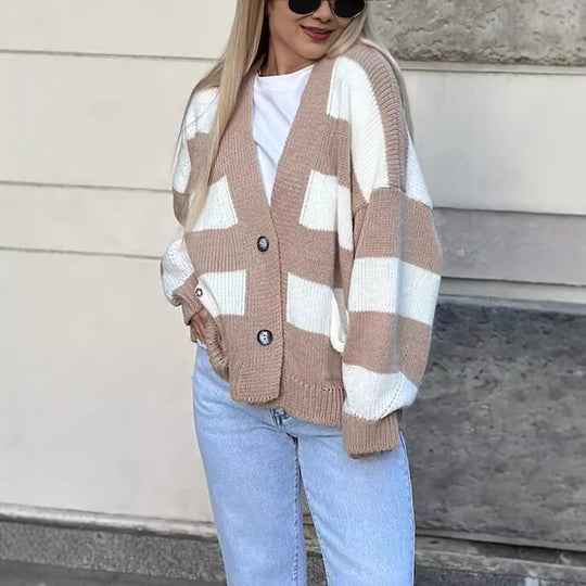 Damen kuschelige Strickjacke mit auffälligem Streifenmuster und praktischen Taschen R&B