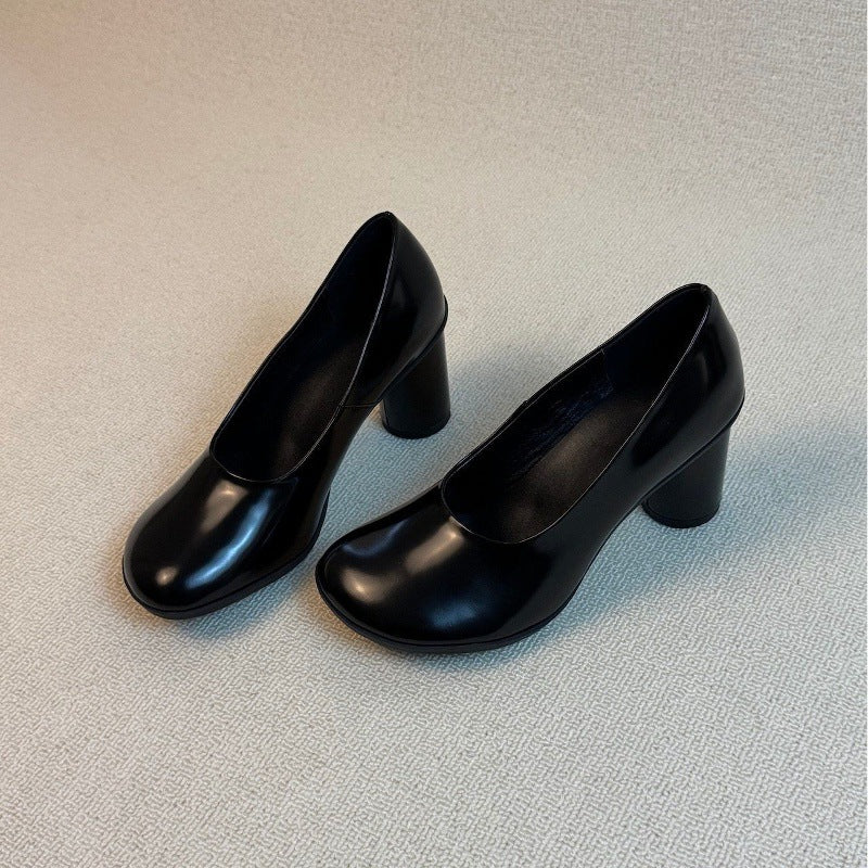 Damen elegante Pumps mit glänzender Lack-Oberfläche und komfortablem Blockabsatz