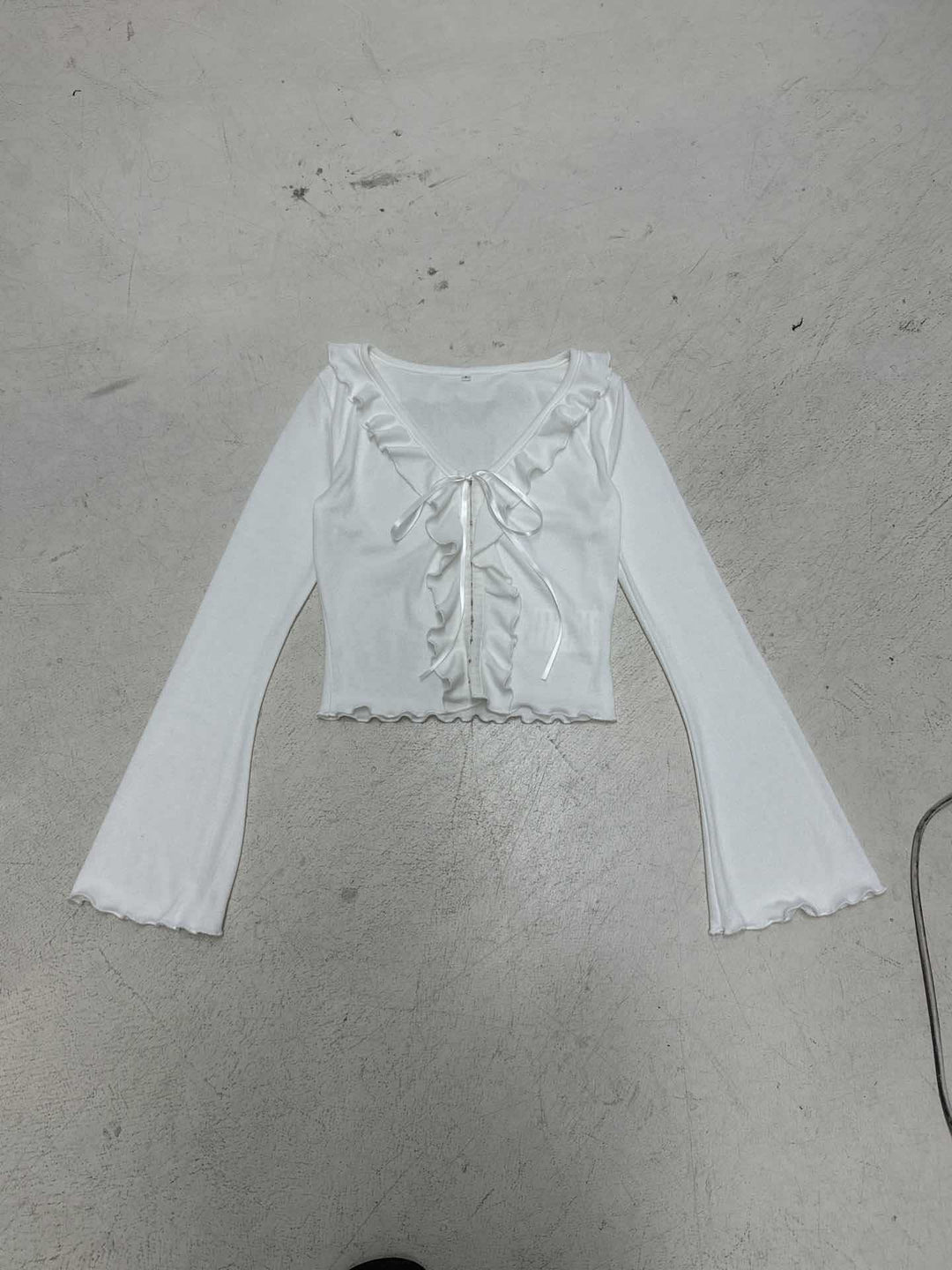 Damen Raffiniertes Langarm-Oberteil mit Volantdetails und Bindeverschluss R&B