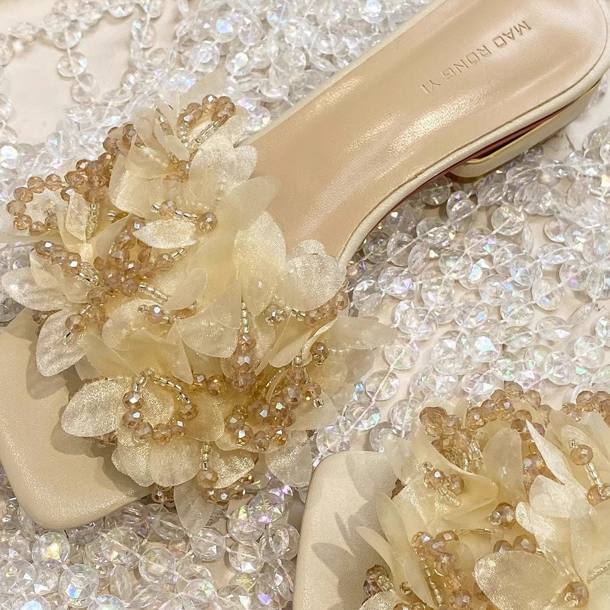 Damen Mules mit eleganter Blumenverzierung und goldenem Absatz R&B