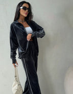 Damen elegantes Velours-Loungewear-Set im sportlichen Design mit kontrastierenden Streifen