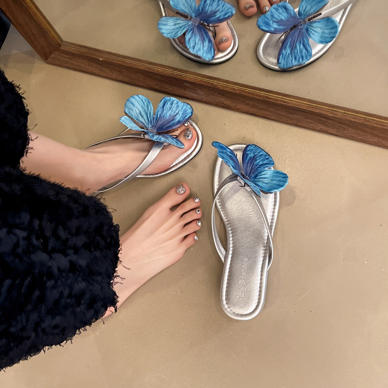 Damen Elegante Flip-Flops mit dekorativen Schmetterlingsapplikationen EB