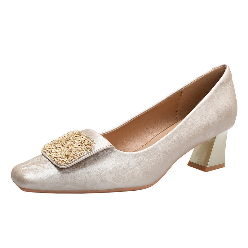Damen elegante spitze Pumps mit funkelndem Schmuckdetail