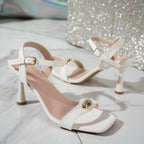 Damen Elegante Sandalen mit verstellbarem Riemen und goldenen Akzenten R&B